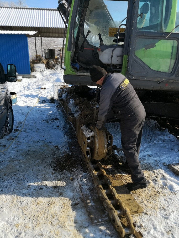 XCG 240 típusú kotrógép feszítőkerekek kicserélése - Ketten Gép