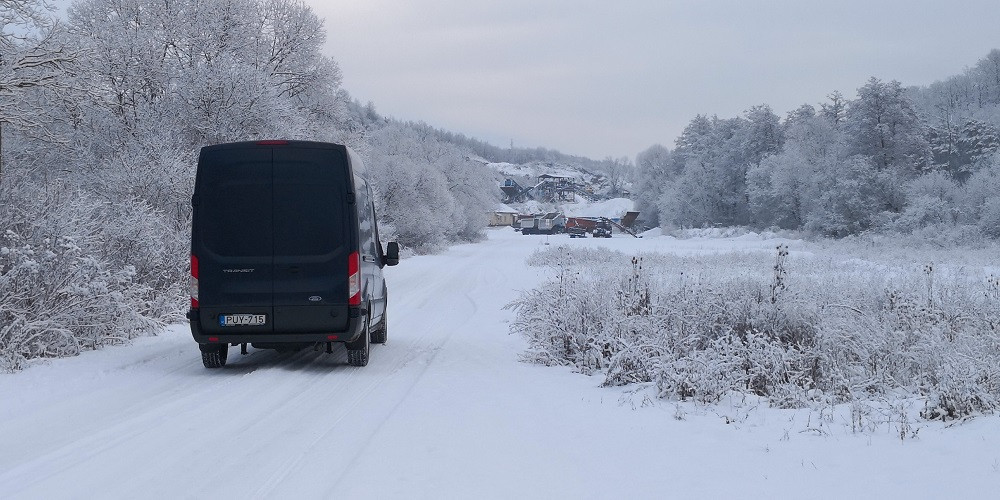 Januárjában Zsúnypusztán, az Észak-Térkő Kft-nél - Ketten Gép